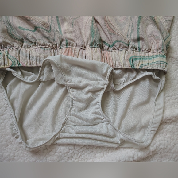 Old Navy Women's Medium Stretchtech Dry Quick Dolphin Hem Run Shorts - Picture 9 of 11